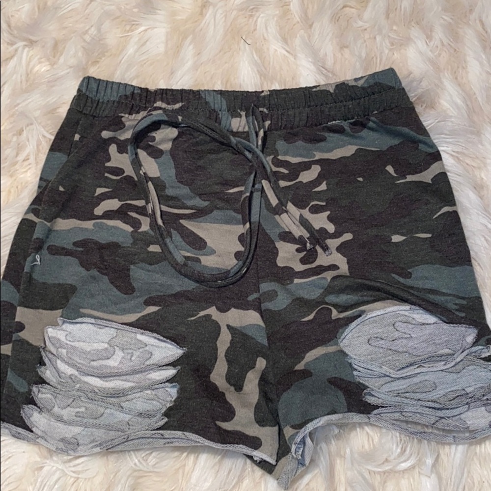 DISTRESSED ARMY SHORTS